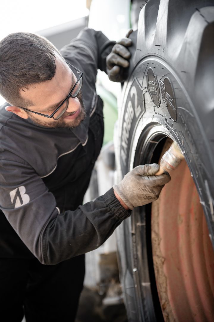 Tecnico Ermes Gomme lubrifica bordo pneumatico Michelin Axiobib 2 trattore Fendt