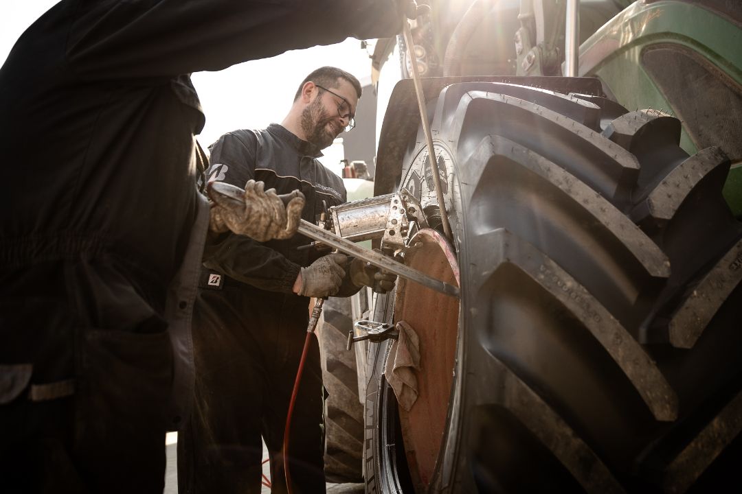 Tecnico Ermes Gomme stringe bulloni pneumatico agricolo trattore Fendt officina Poirino