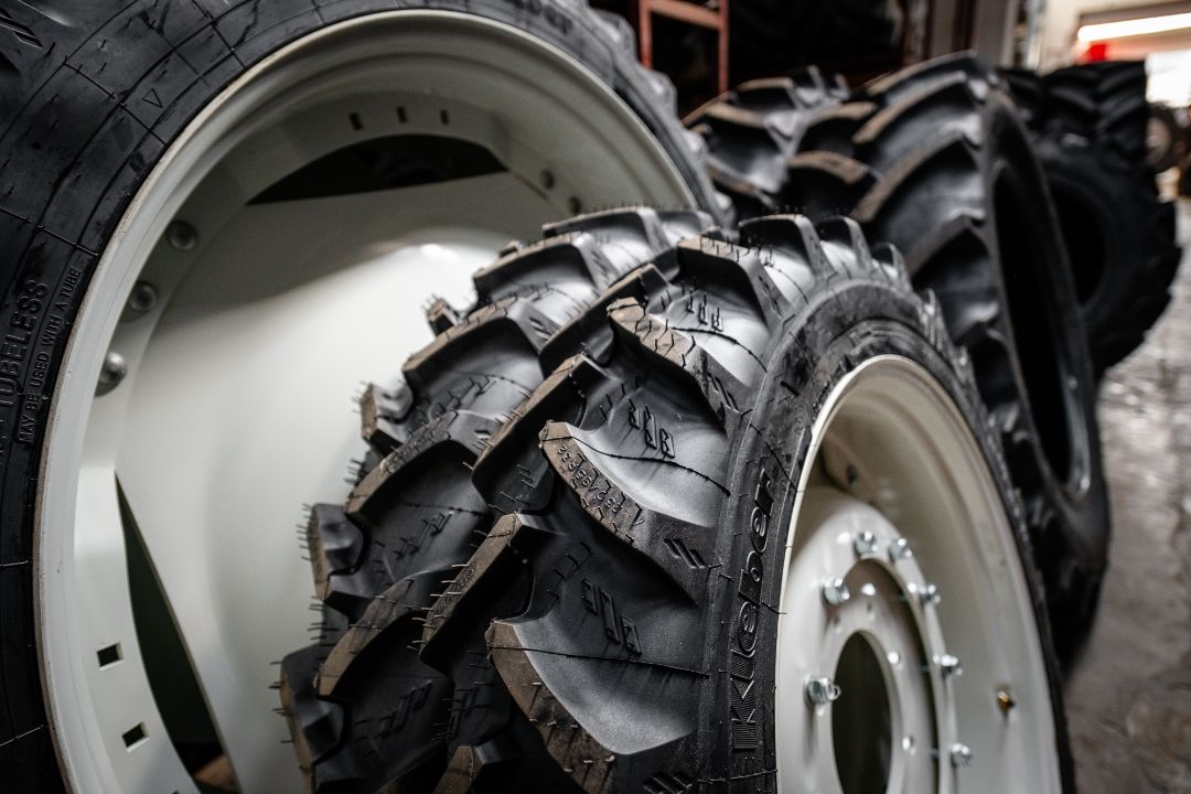 Trattore con cerchi agricoli in acciaio montati da Ermes Gomme Poirino
