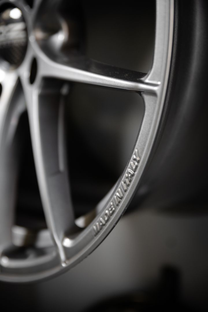 Dettaglio bordo cerchio OZ Racing argento con scritta Made in Italy in rilievo