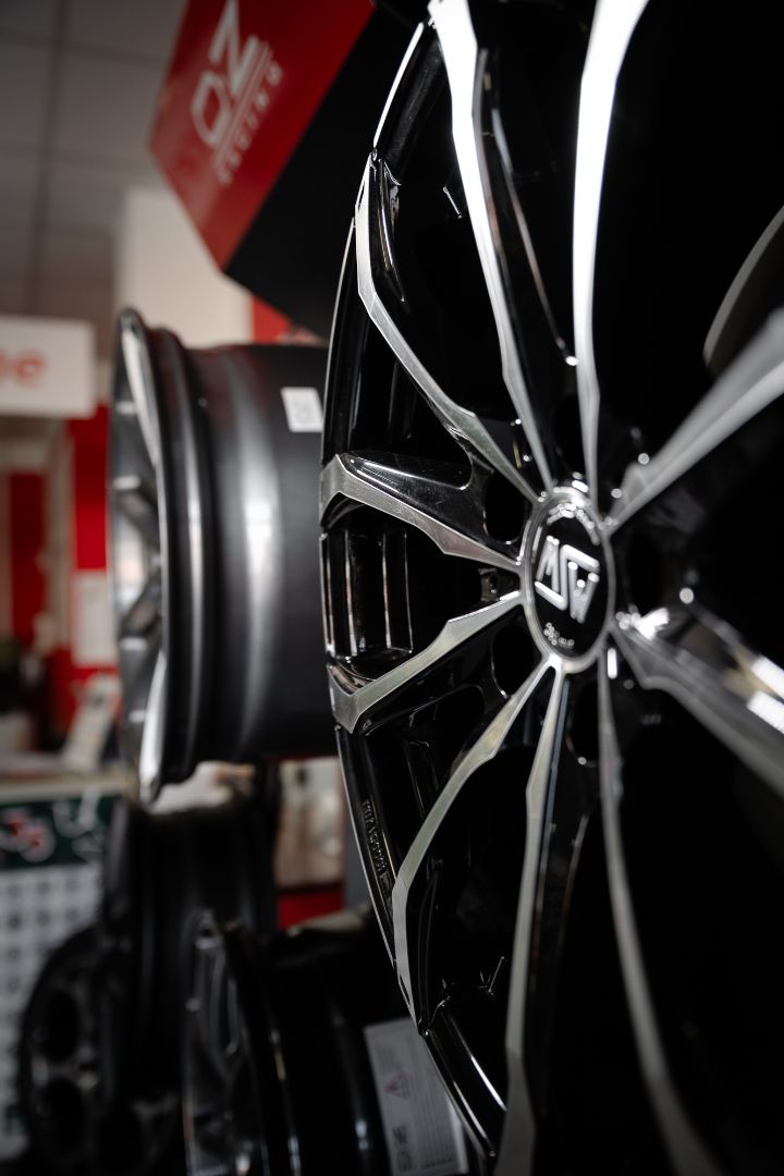 Cerchio MSW nero lucido con raggi taglio diamante in primo piano showroom Ermes Gomme