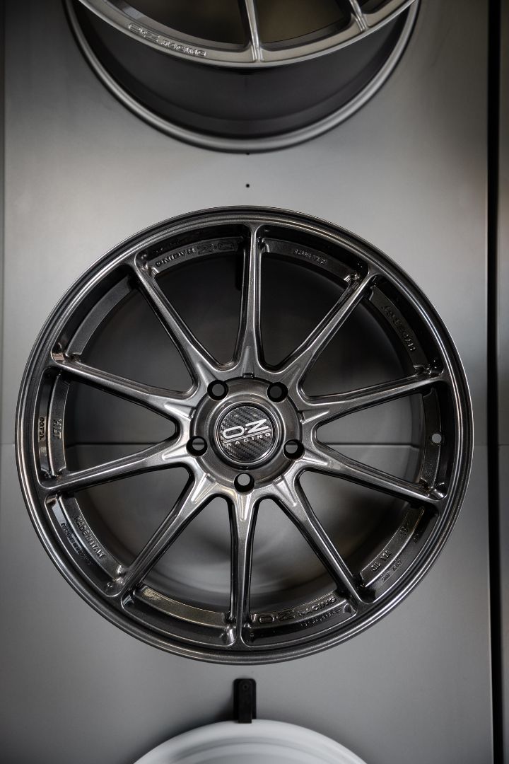 Cerchio OZ Racing grigio antracite su parete espositiva showroom cerchi in lega Poirino