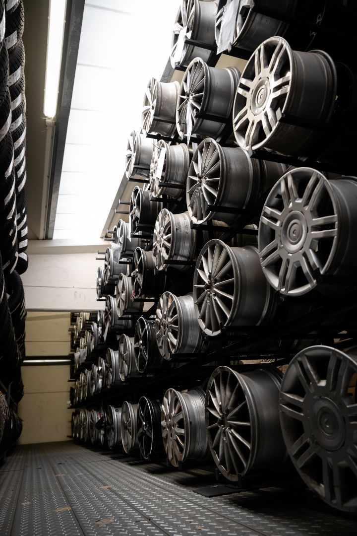 Scaffali cerchi usati impilati in magazzino Ermes Gomme Poirino vista angolare seconda mano