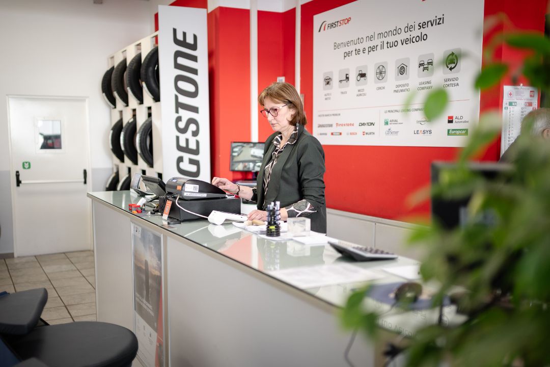 Reception Ermes Gomme - accoglienza clienti al banco First Stop