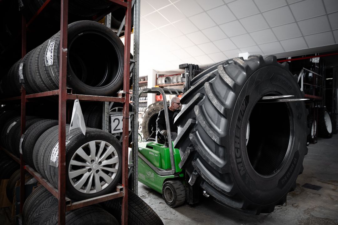 Magazzino pneumatici Ermes Gomme - scorte auto e agricole