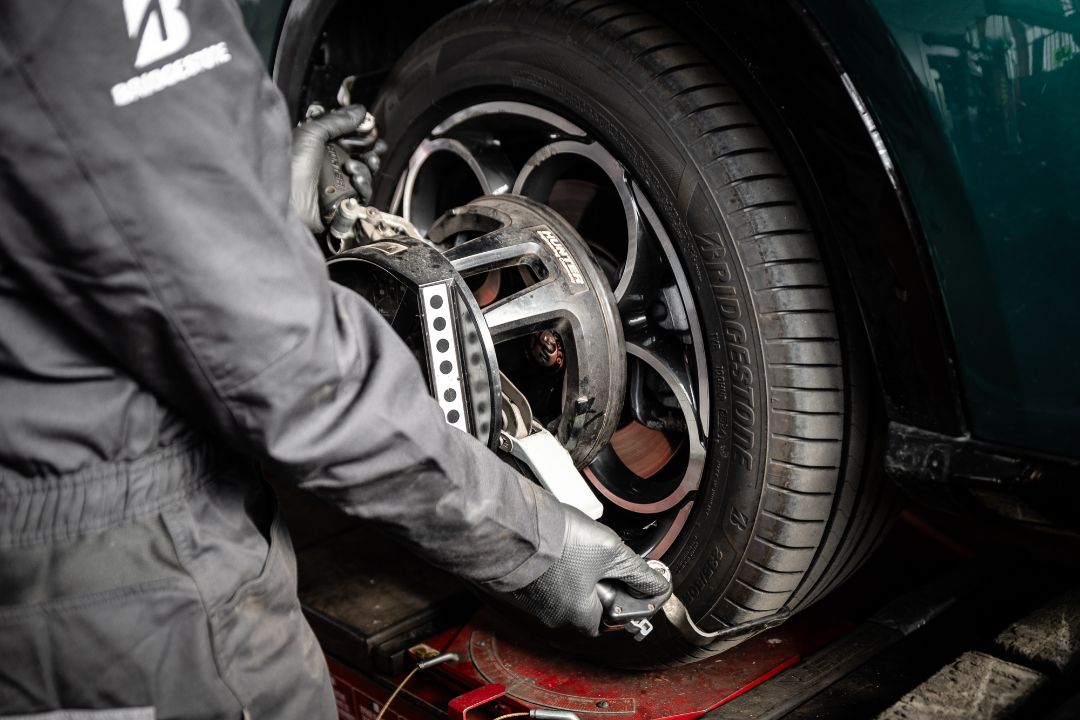 Tecnico Bridgestone applica sensore equilibratura