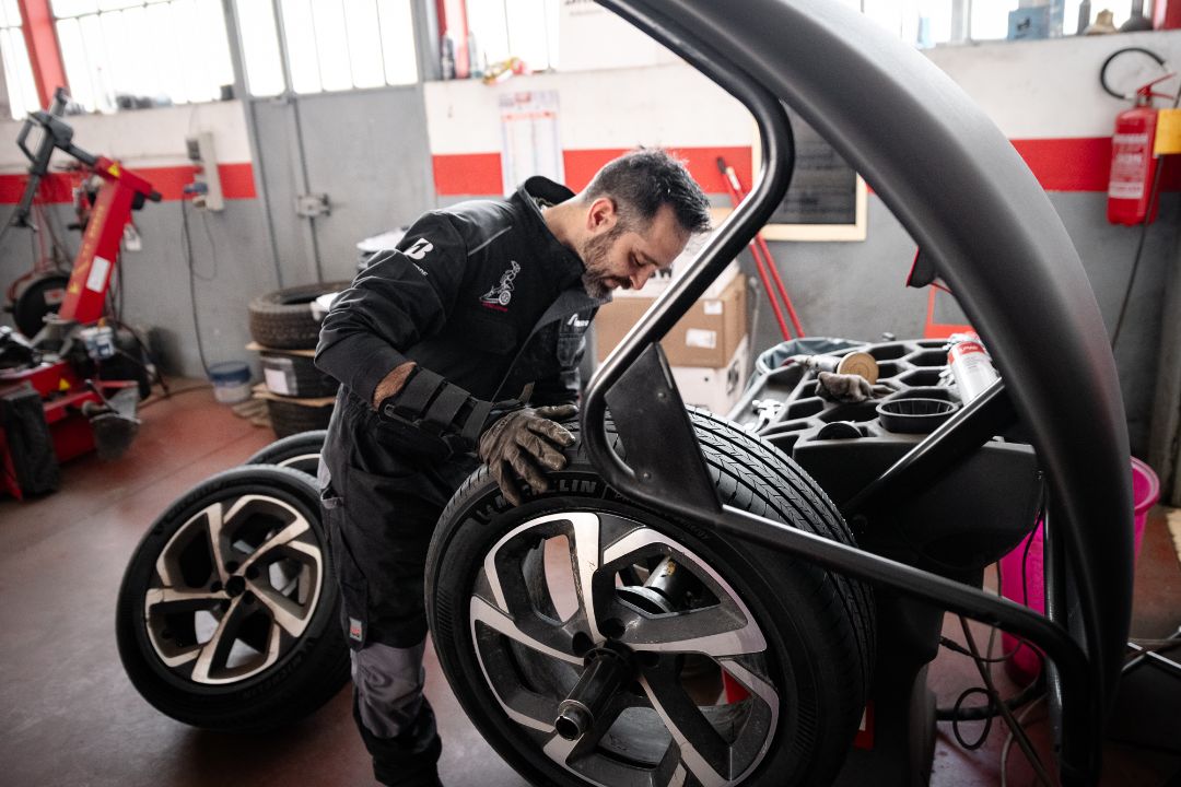 Tecnico Ermes Gomme monta pneumatico Michelin su cerchio in lega equilibratura Poirino