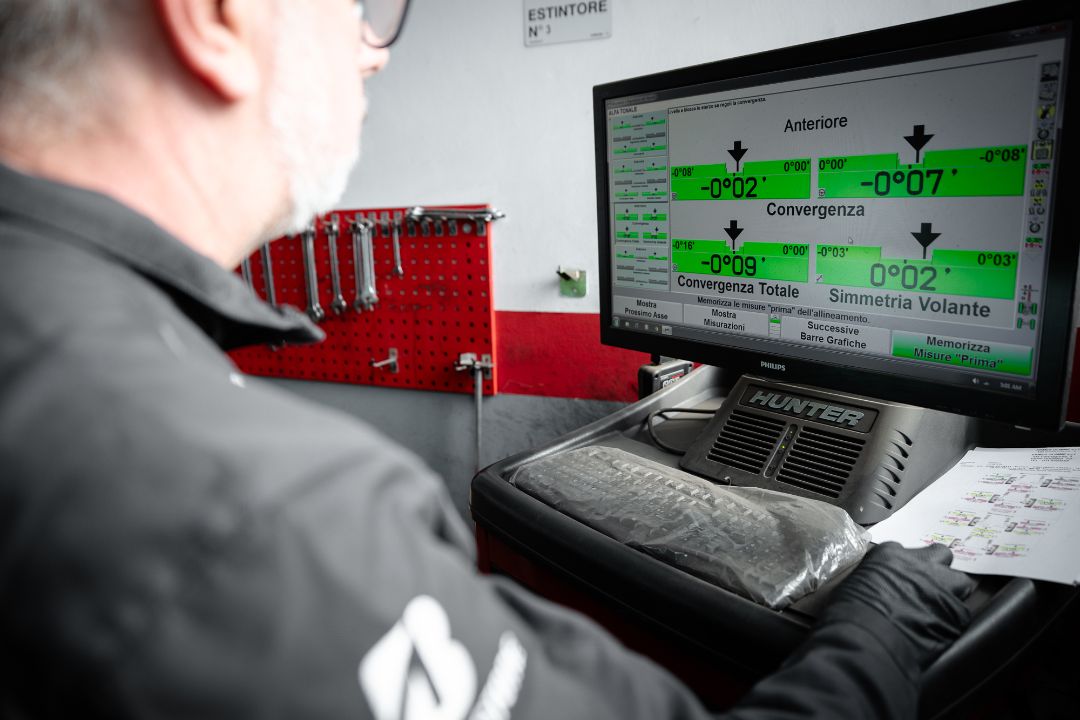 Schermo Hunter convergenza computerizzata 3D Ermes Gomme Poirino tecnico legge dati assetto