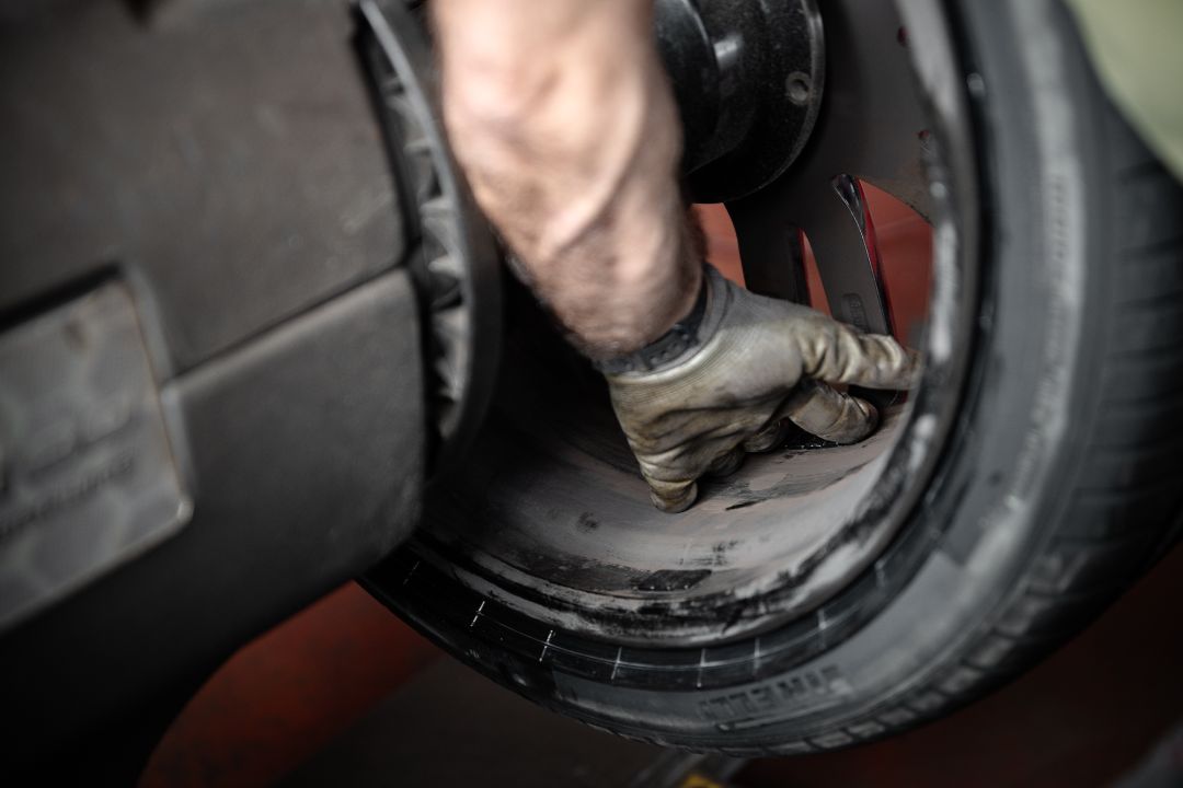 Tecnico Ermes Gomme monta il pneumatico sul cerchio alla smontagomme officina Poirino