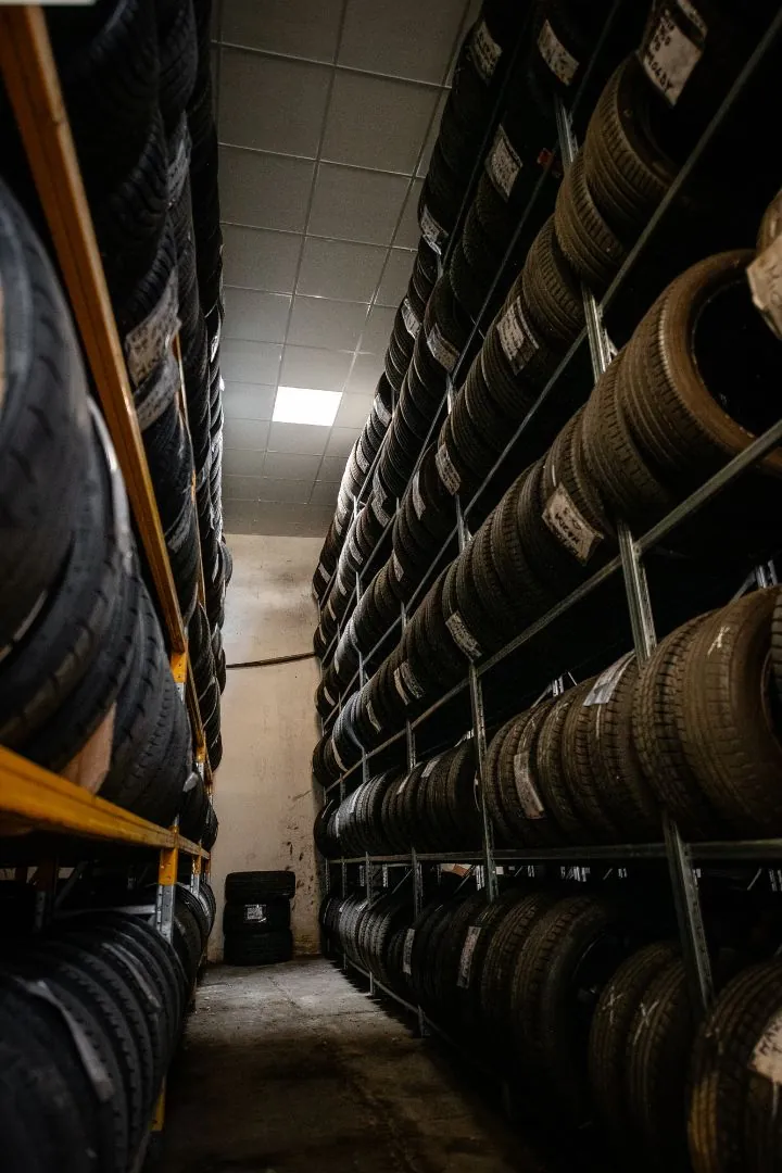 Magazzino pneumatici economici presso Ermes Gomme Poirino
