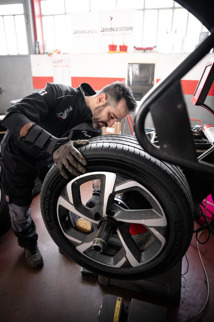 Montaggio pneumatici auto moto Ermes Gomme Poirino