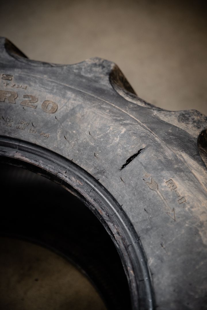 Vulcanizzazione pneumatico agricolo Ermes Gomme Poirino