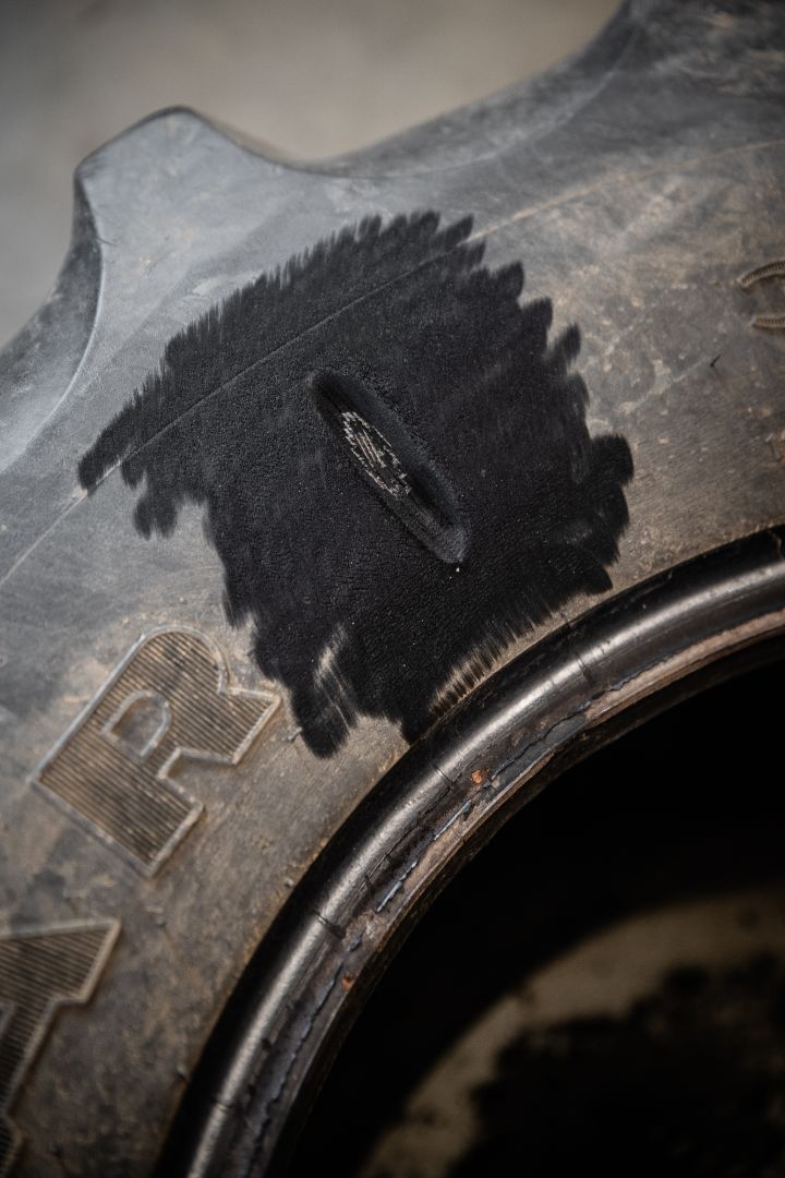 Vulcanizzazione pneumatico agricolo Ermes Gomme Poirino