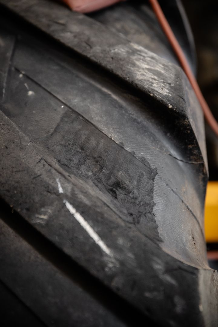 Vulcanizzazione pneumatico agricolo Ermes Gomme Poirino