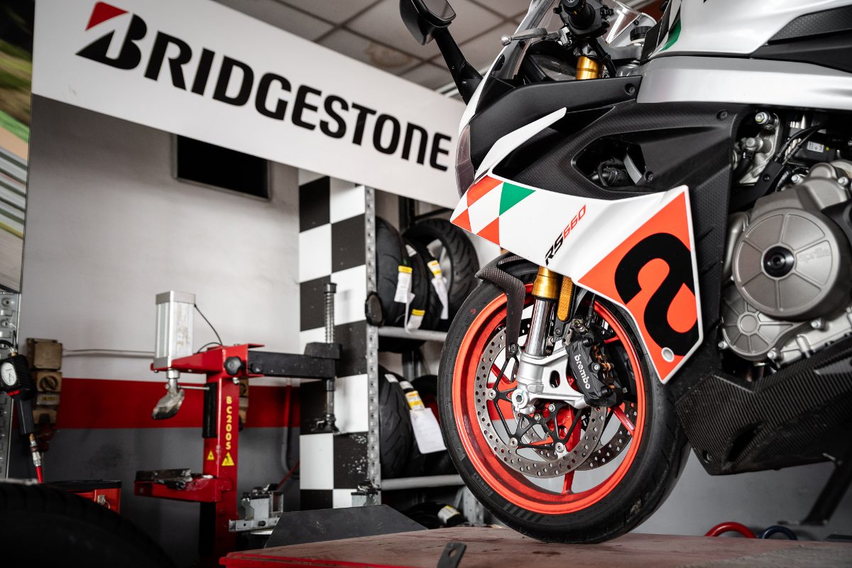 Aprilia RS660 su cavalletto - officina moto Ermes Gomme Bridgestone Poirino