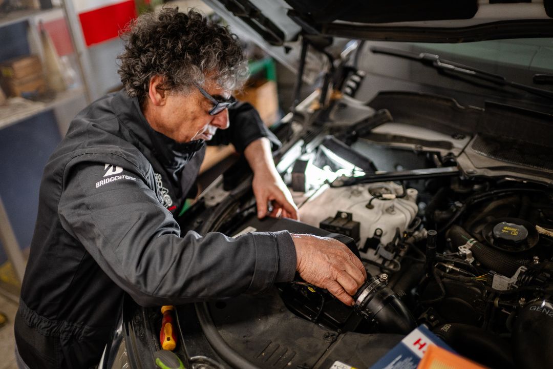 Meccanico Ermes Gomme al lavoro sul motore