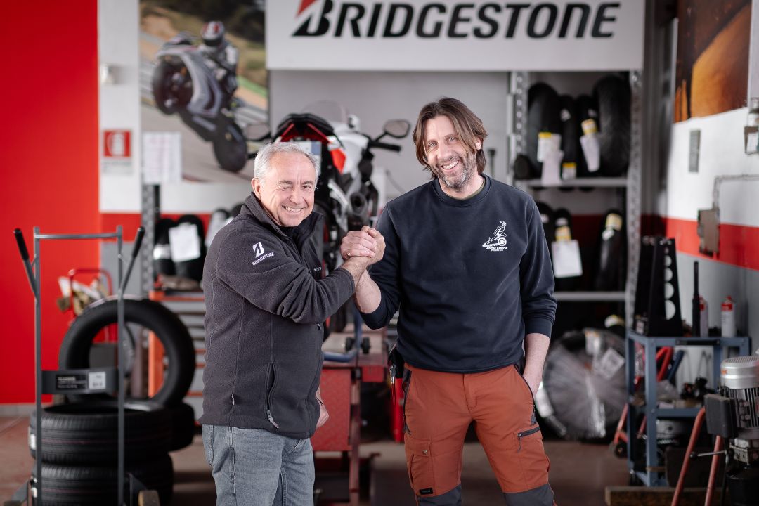 I fondatori di Ermes Gomme si stringono la mano nel centro Bridgestone